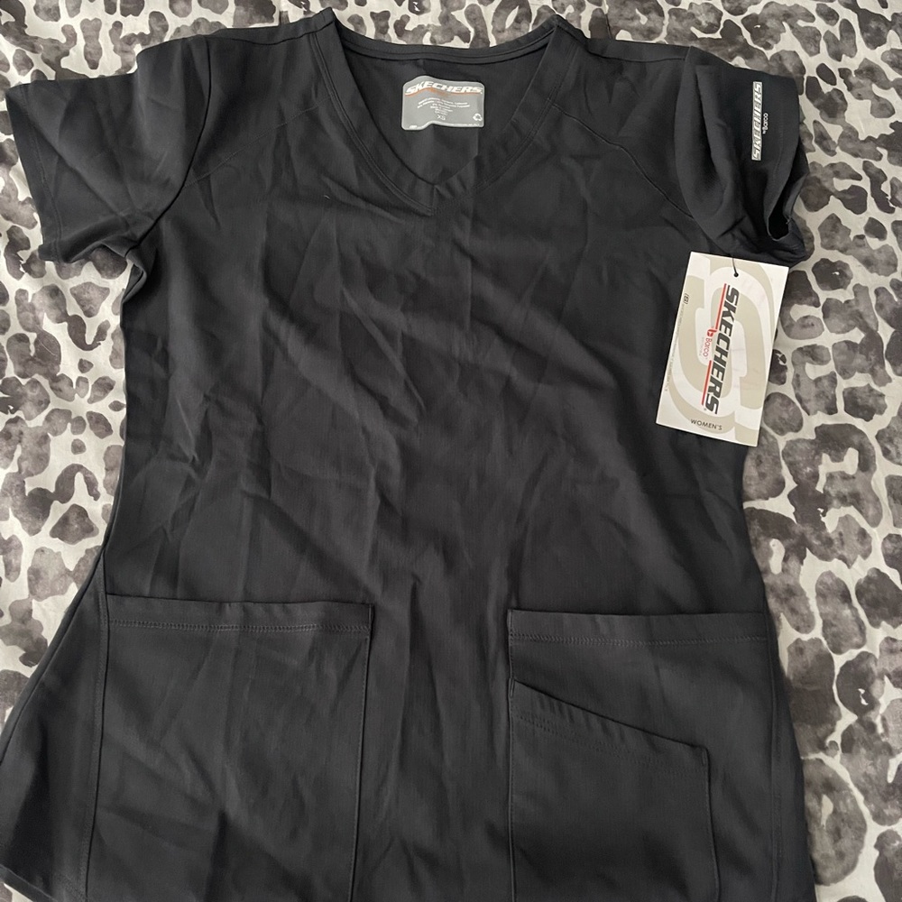 Scrub top. Sketchers by Barco